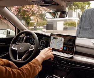 GL6262 DE Golf Interior Co Driver View Driver Pointing At HMI 16 9