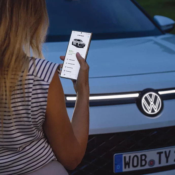 TY0022 Tayron Woman Using App With Tayron