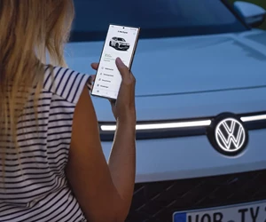 TY0022 Tayron Woman Using App With Tayron