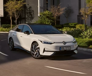 IC0600 Id7 Exterior Front Side Driving