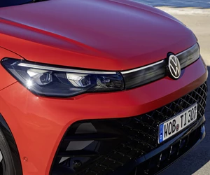 TN2441 Tiguan Exterior Detailed View Front Signature Light3