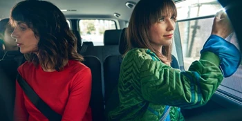 Due Donne Sedute All Interno Di Caravelle 6.1