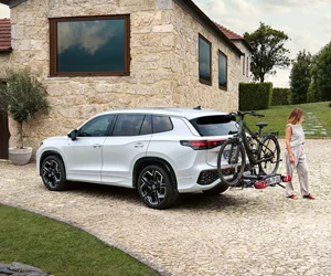 TY0041 PSO Tayron People With Bikes Standing At Tayronjpg